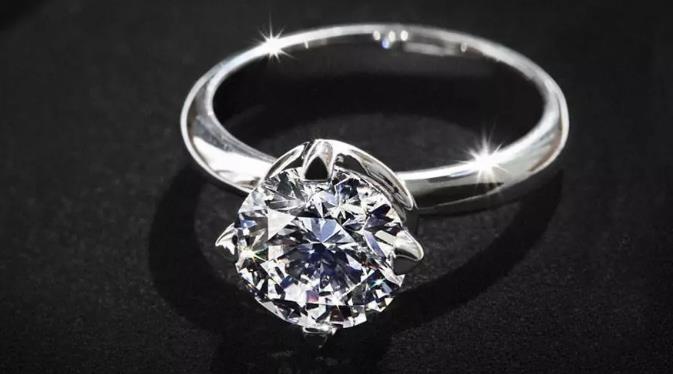 商场买的Celine高仿的钻石项链好吗，多少钱 (www.zzx8.com)