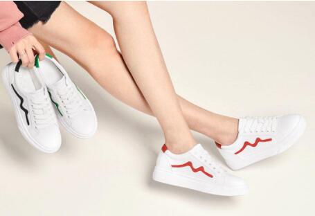 给大家分享今年比较流行的微商小白鞋一手货源渠道！！(www.zzx8.com)